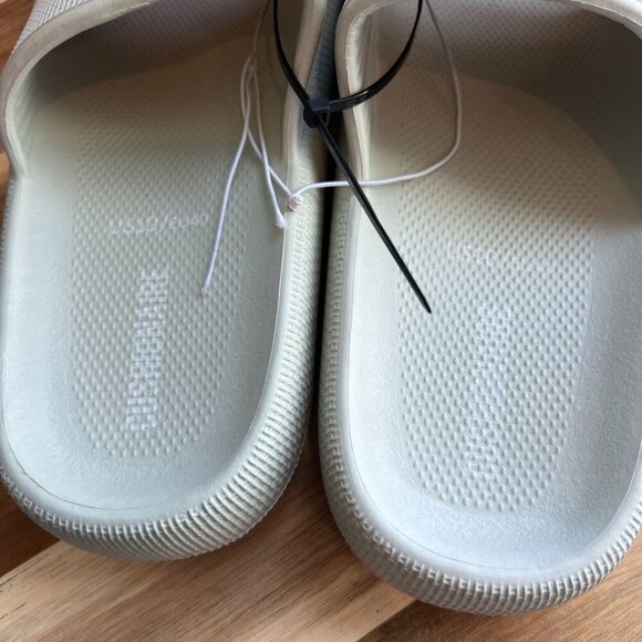 Cushionaire Womens Feather Cloud Pillow Slide Sandal Sz 10US in Light Green - Picture 2 of 5